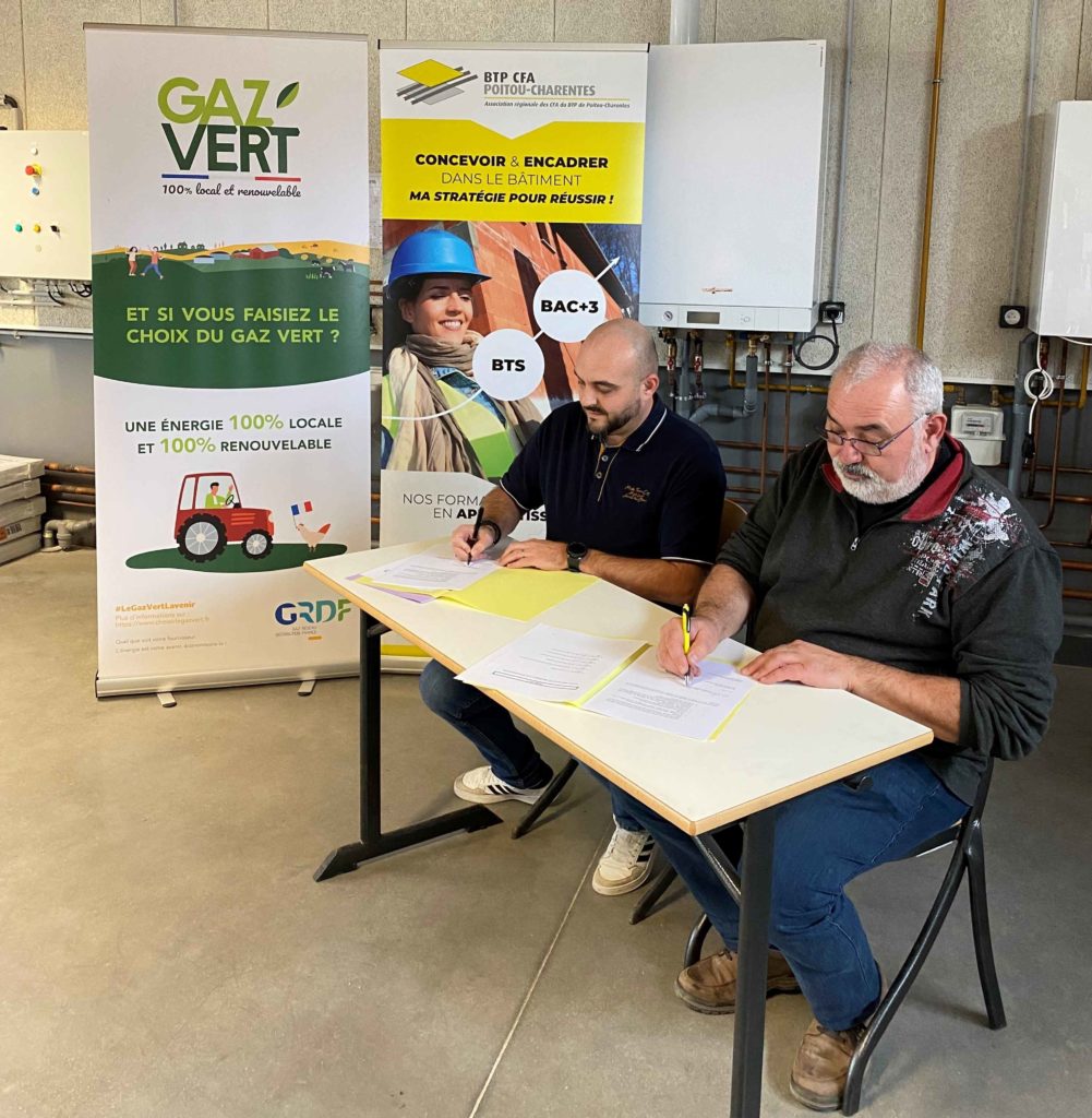 Signature du partenariat avec Julien Fabre de GRDF et Jean-Louis Magné de BTP CFA Poitou-Carentes.